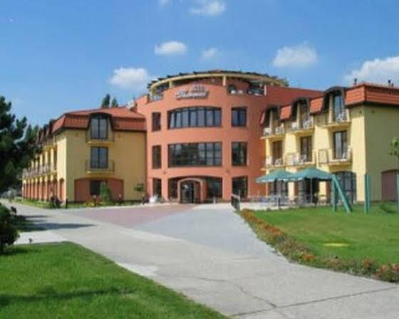Wellness Hotel Thermal Štúrovo Bagian luar foto